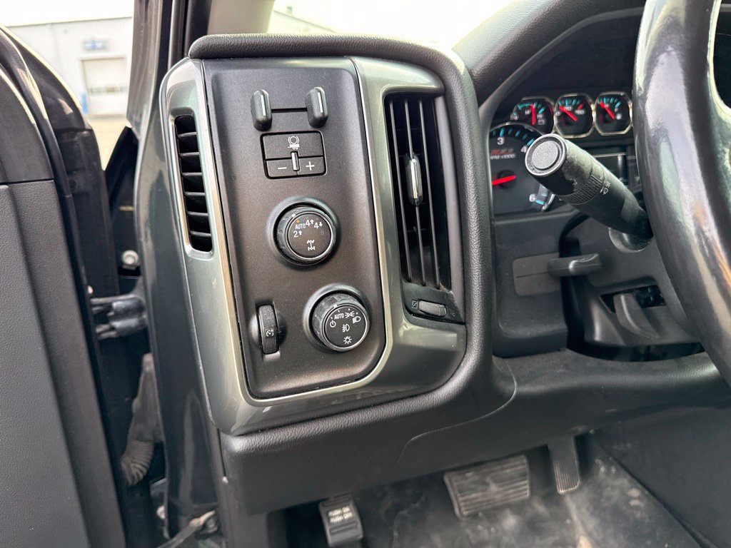 Used 2018 Chevrolet Silverado 1500 LT w/ All Star Edition AWD/4WD image 9