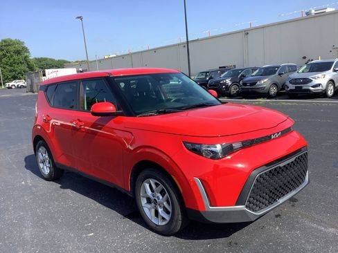 Used 2024 Kia Soul LX w/ Option Group 015 FWD image 2
