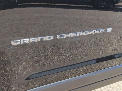 Used 2022 Jeep Grand Cherokee Limited image 12