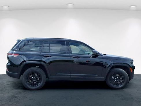 Used 2025 Jeep Grand Cherokee Altitude AWD/4WD image 7
