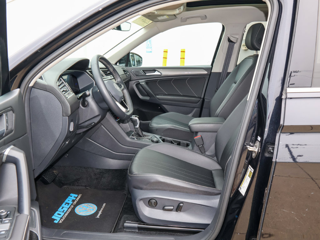 Used 2024 Volkswagen Tiguan SE w/ Panoramic Sunroof Package AWD/4WD image 12