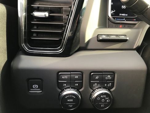 Used 2025 GMC Sierra 2500 AT4X image 18