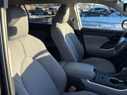Used 2024 Toyota Highlander LE image 25