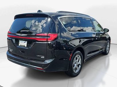 Used 2023 Chrysler Pacifica Limited w/ Uconnect Theater Family Group