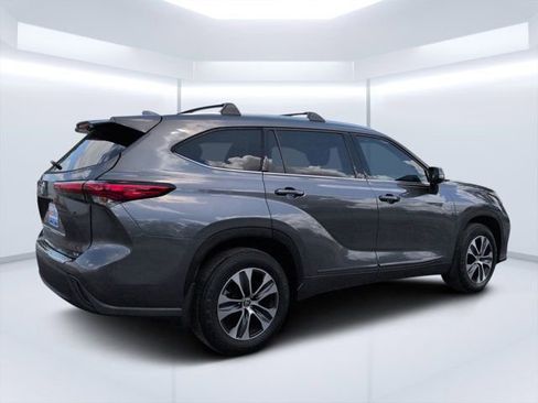 Used 2021 Toyota Highlander XLE FWD image 3