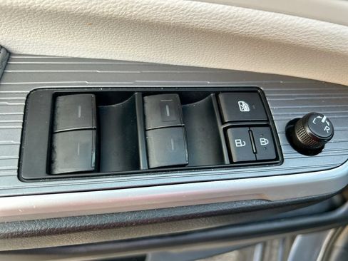 Used 2025 Toyota Sienna XLE FWD image 13