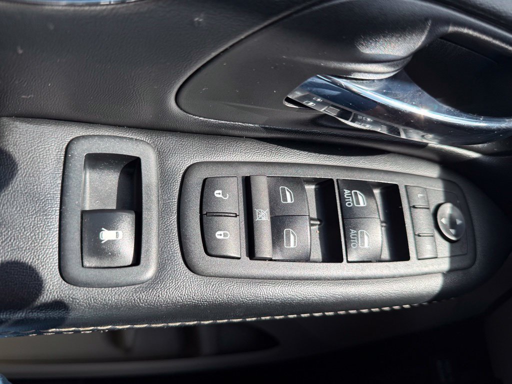 Used 2017 Dodge Grand Caravan SXT w/ Rear Park Assist Package FWD image 32