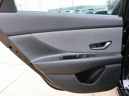 New 2025 Hyundai Elantra Limited image 17