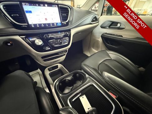 Used 2023 Chrysler Pacifica Touring-L w/ Uconnect Theater Family Group AWD/4WD image 32