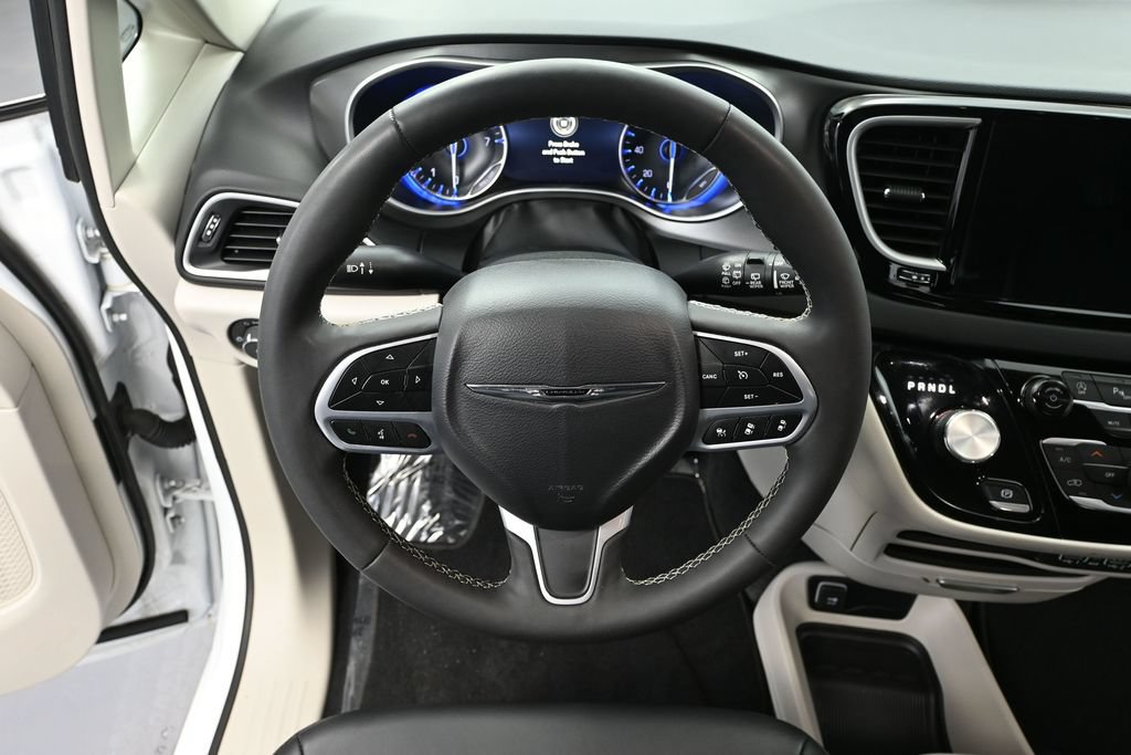 Used 2024 Chrysler Pacifica Touring-L FWD image 19