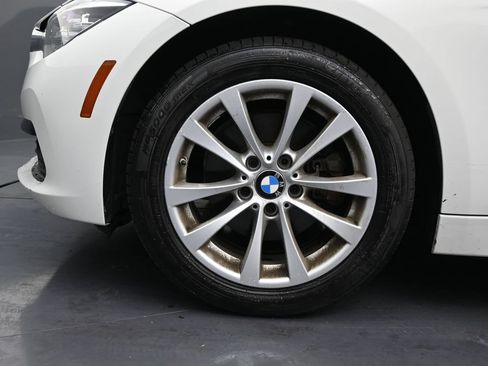 Used 2018 BMW 320i 320i w/ Convenience Package image 9