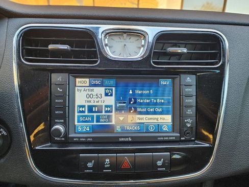 Used 2011 Chrysler 200 Limited image 24