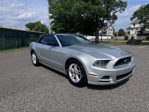 Used 2013 Ford Mustang Convertible RWD image 1
