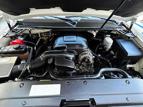 Used 2010 Chevrolet Suburban LTZ RWD image 11