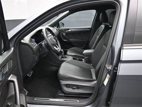 Used 2023 Volkswagen Tiguan SE R-Line image 9