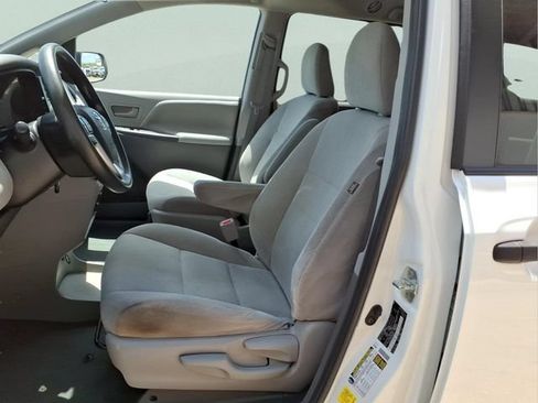 Used 2020 Toyota Sienna L FWD image 12