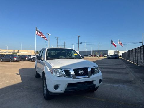 Used 2016 Nissan Frontier SV RWD image 2
