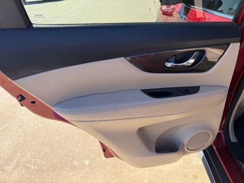 Used 2019 Nissan Rogue SV w/ Premium Package image 14