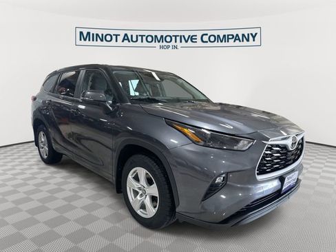 Used 2023 Toyota Highlander LE AWD/4WD image 1