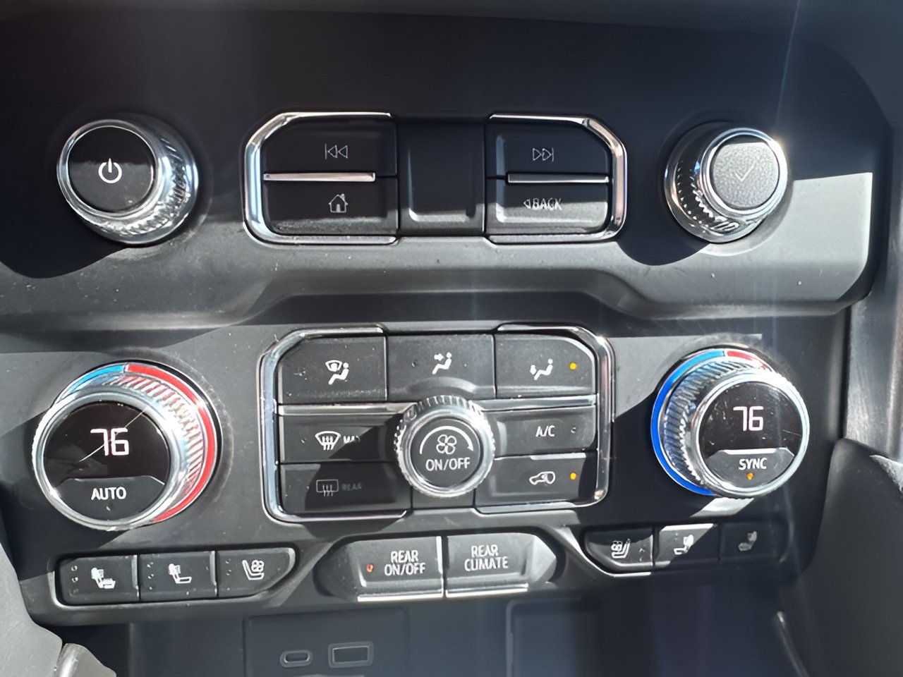 Used 2023 GMC Yukon XL SLT AWD/4WD image 9