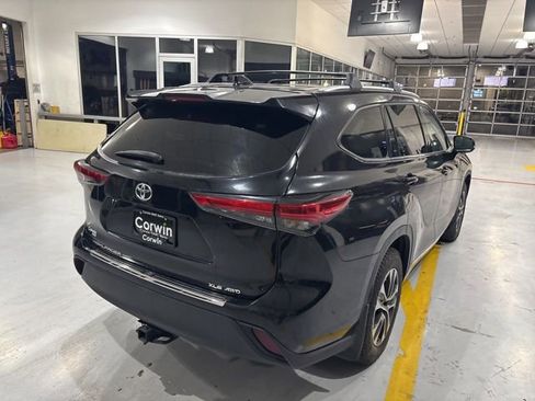 Used 2021 Toyota Highlander XLE AWD/4WD image 7