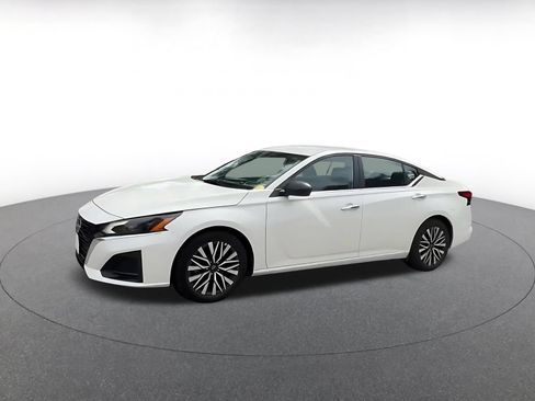 Used 2025 Nissan Altima 2.5 SV FWD image 8
