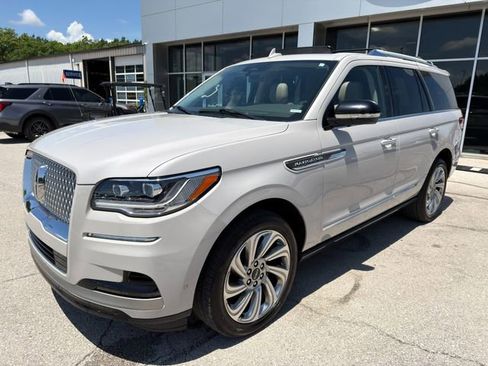 Used 2024 Lincoln Navigator Premiere AWD/4WD image 9