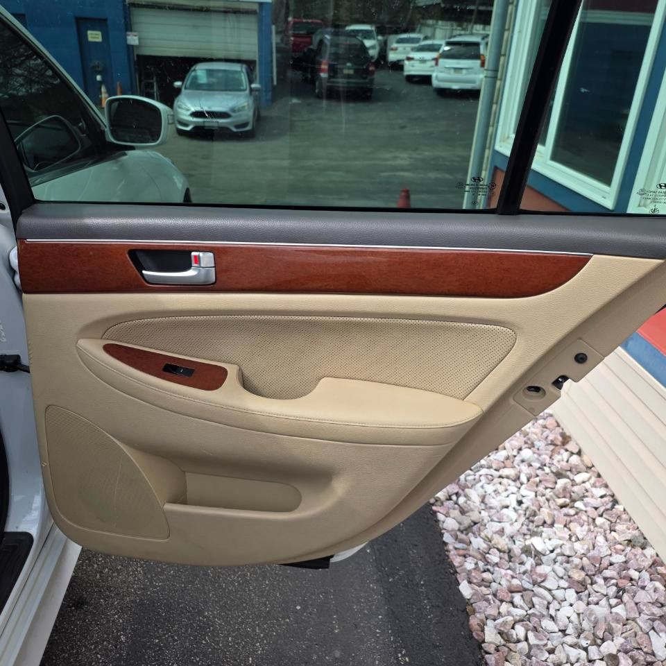 Used 2013 Hyundai Genesis 3.8 RWD image 30