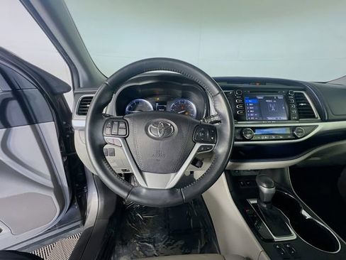 Used 2019 Toyota Highlander XLE FWD image 14