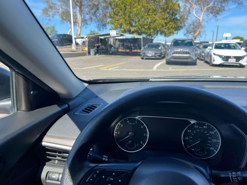 Used 2025 Nissan Altima 2.5 SV image 34