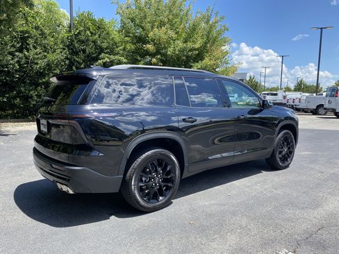 Used 2026 Chevrolet Traverse LT w/ Midnight/Sport Edition FWD image 9