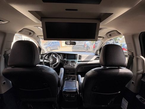 Used 2017 Toyota Sienna SE Premium FWD image 33