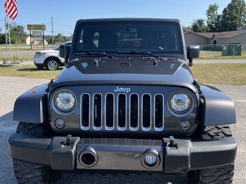 Used 2018 Jeep Wrangler Unlimited Sahara w/ Connectivity Group AWD/4WD image 3