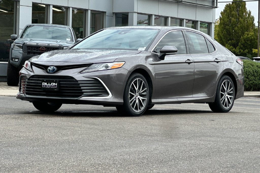 Used 2024 Toyota Camry XLE w/ Cold Weather Package FWD image 4