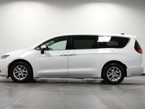 Used 2023 Chrysler Pacifica Touring-L FWD image 7