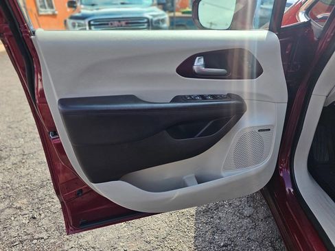 Used 2017 Chrysler Pacifica Limited FWD image 11