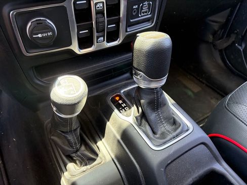 Used 2025 Jeep Gladiator Sport AWD/4WD image 8