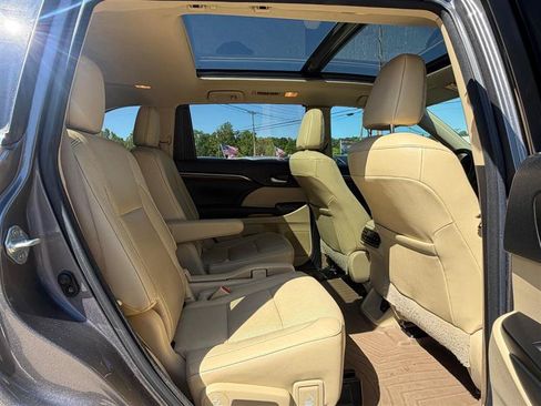 Used 2018 Toyota Highlander Limited Platinum FWD image 25