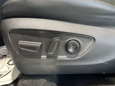 Used 2023 Toyota Highlander Limited image 12