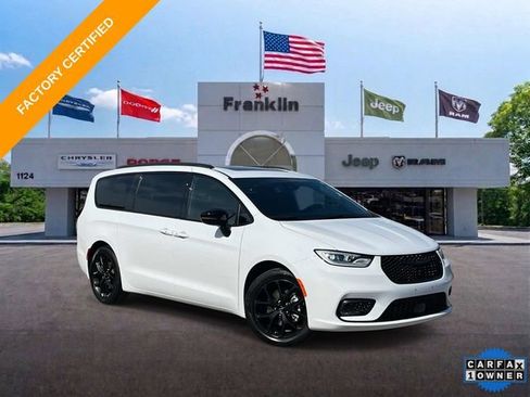 Certified 2025 Chrysler Pacifica Limited FWD image 1