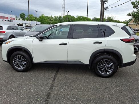 Used 2024 Nissan Rogue S AWD/4WD image 2
