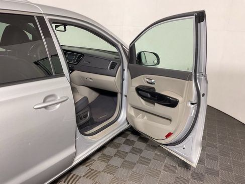 Used 2016 Kia Sedona EX FWD image 35