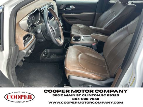 Used 2017 Chrysler Pacifica Limited w/ UConnect Theater Package FWD image 9