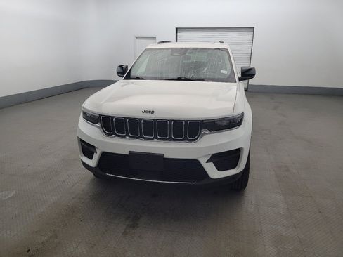 Used 2023 Jeep Grand Cherokee Laredo AWD/4WD image 15