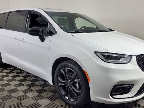 New 2026 Chrysler Pacifica Select image 1