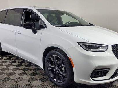 New 2026 Chrysler Pacifica Select