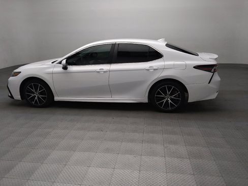 Used 2022 Toyota Camry SE FWD image 3