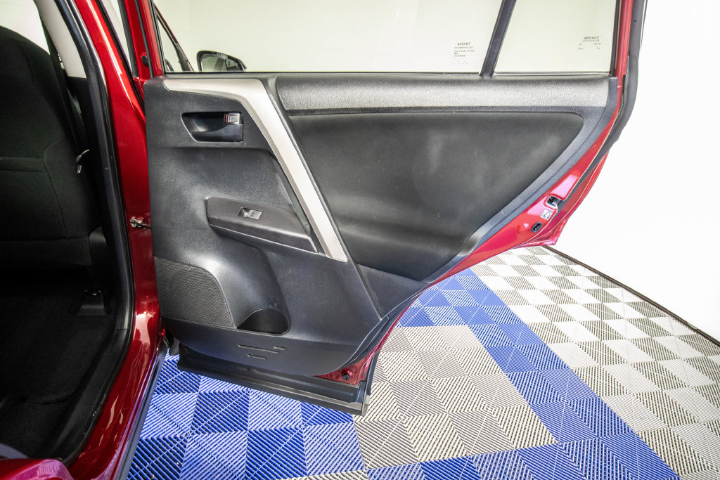 Used 2018 Toyota RAV4 LE FWD image 15