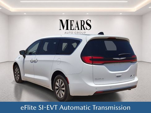 Used 2024 Chrysler Pacifica Limited FWD image 4