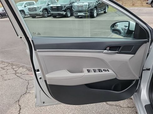 Used 2019 Hyundai Elantra SE image 18